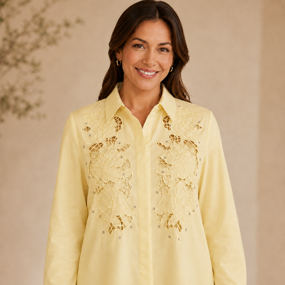 Blusa Amarilla con Bordado Floral y Cristales