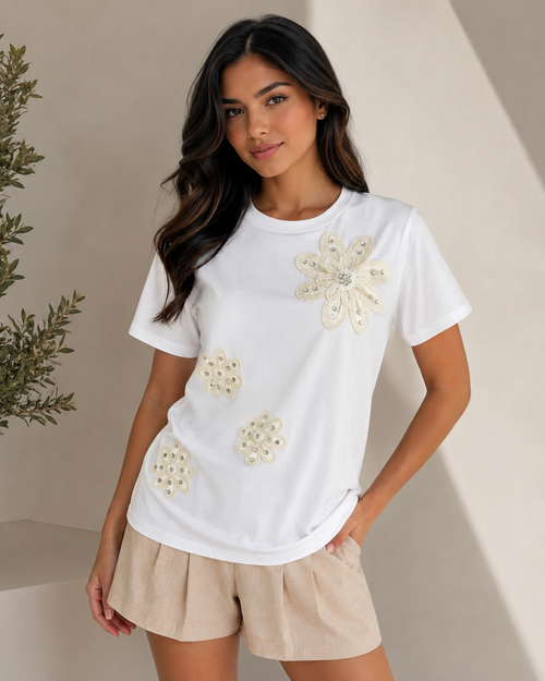Blusa blanca con flores bordadas en beige dorado y perlas