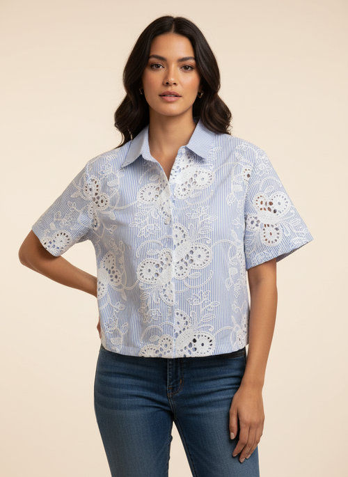 Blusa de rayas azul y blanco con bordado calado floral