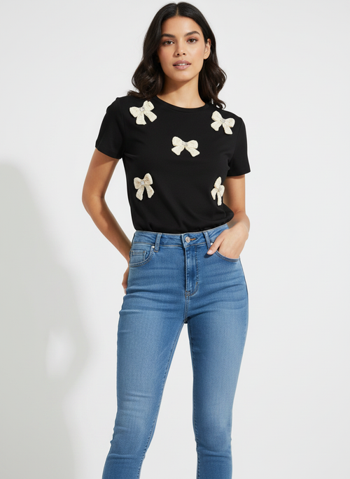 Camiseta negra con lazos bordados en crema